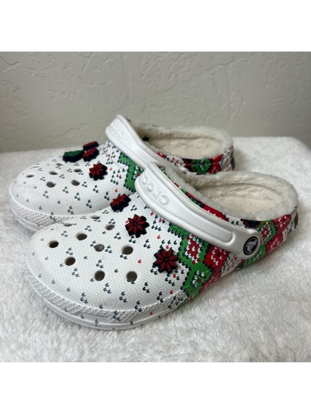 Crocs Classic Lined Holiday Charm Clog White Christmas Print Size 6 women’s